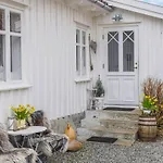 3 Bedroom Cozy In Lindesnes Spangereid