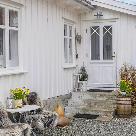 3 Bedroom Cozy In Lindesnes Spangereid