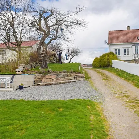 3 Bedroom Cozy In Lindesnes Spangereid